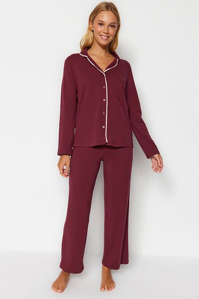 Trendyol Collection Weinrotes Pyjama-Set aus Hemd und Hose aus Strick mit Baumwollpaspelierung THMAW24PT00025