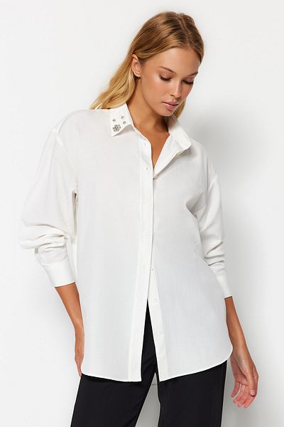 Trendyol Collection Ecrufarbenes, gewebtes Oversize-Hemd mit Steinkragendetail TWOAW24GO00168