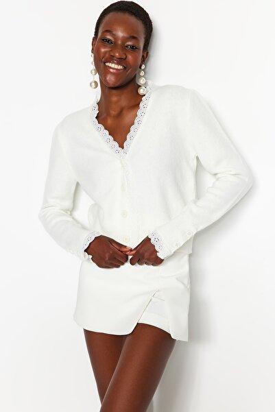 Trendyol Collection Miękki dzianinowy kardigan - ecru, z koronką, TWOAW24HI00131