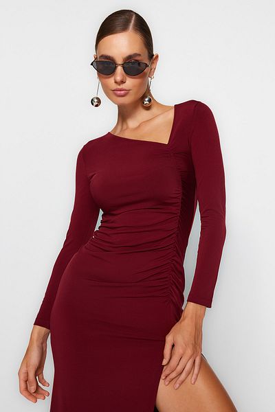 Trendyol Collection Rochie tip creion, tricotată midi, cu mânecă lungă, cu guler asimetric, burgundă, cu fante TWOAW24EL00118