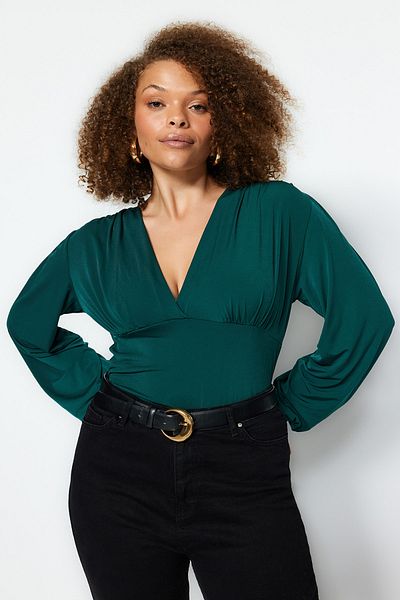 Trendyol Curve Smaragdgrüne Sandy-Strickbluse mit V-Ausschnitt TBBAW24AF00000