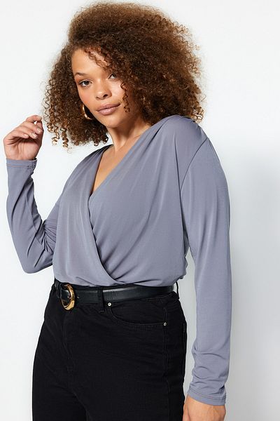 Trendyol Curve Grauer, zweireihiger Strickbody mit V-Ausschnitt und Druckknöpfen TBBAW23CS00000