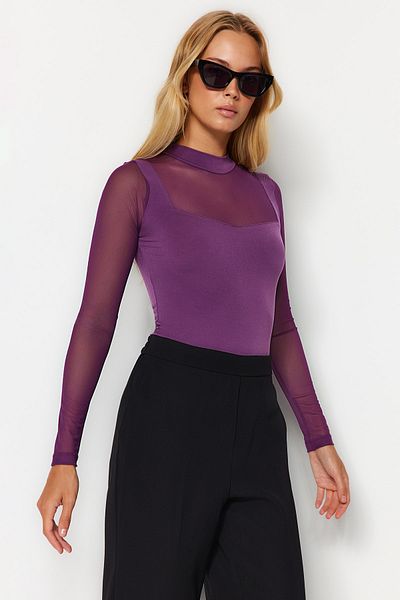 Trendyol Collection Lila Figurbetonter Strickbody mit Tülldetail, langen Ärmeln, Stehkragen, flexiblem Druckknopfverschluss, TWOAW24BD00049
