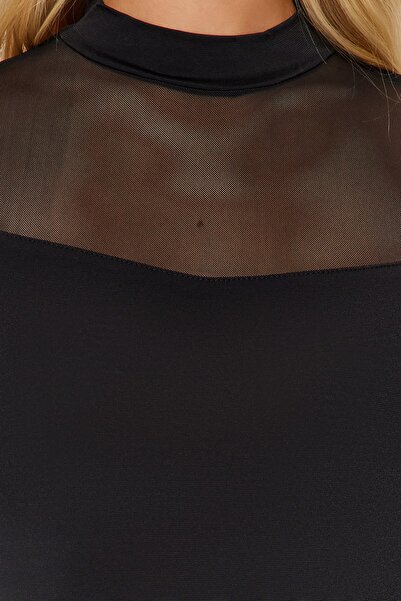 Trendyol Collection Flexibilní Slim Fit černé tělo – dlouhý rukáv, stojáček, tylový detail – TWOAW24BD00049