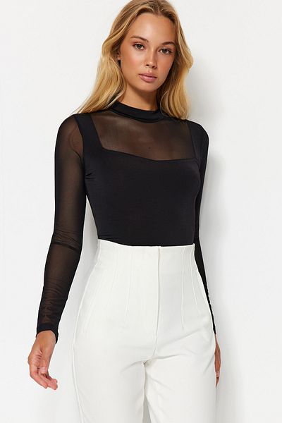 Trendyol Collection Schwarzer schmaler, langärmliger Stretch-Strickbody mit Druckknopfverschluss und Tülldetail TWOAW24BD00049
