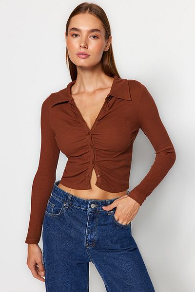 Trendyol Collection Braune, figurbetonte, kurz geschnittene Strickbluse mit Polokragen aus gerippter Baumwolle und Stretch TWOAW23BZ00130