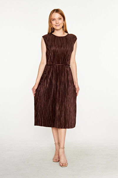 Mieles Kahverengi Pliseli Kuşak Detaylı Askılı Midi Elbise