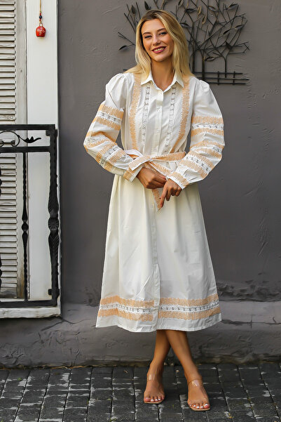 Chiccy Κρεμ πουκάμισο με γιακά με μπαλόνι μανικετόκουμπα ζωνισμένο κεντημένο υφαντό φόρεμα