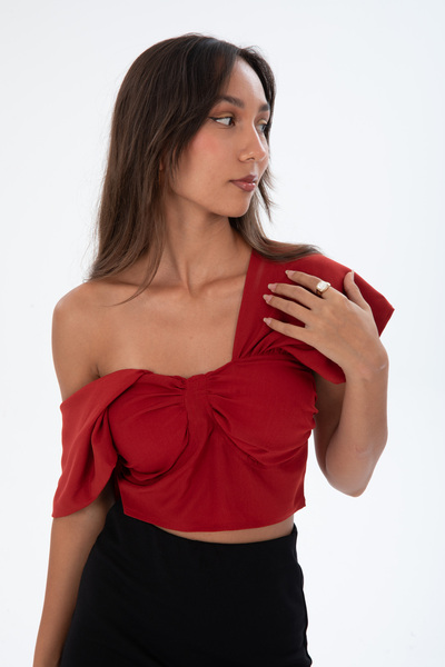 By Gecce Düşük Omuz Dekolteli Bluz