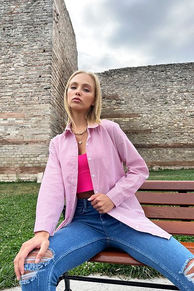 Trend Alaçatı Stili Dámska fuchsiová pruhovaná oversize košeľa ALC-X10232