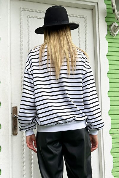 Trend Alaçatı Stili Dámská bílá černá mikina s výstřihem a výstřihem pruhovaná sezónní oversize mikina ALC-X8873