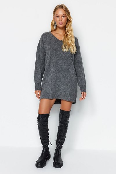 Trendyol Collection Weiches, strukturiertes, anthrazitfarbenes Strick-Minikleid mit breiter Passform – TWOAW24EL00086