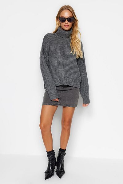 Trendyol Collection Rollkragenpullover in Anthrazit – Haargeflochten, weich strukturiert TWOAW24KZ00777