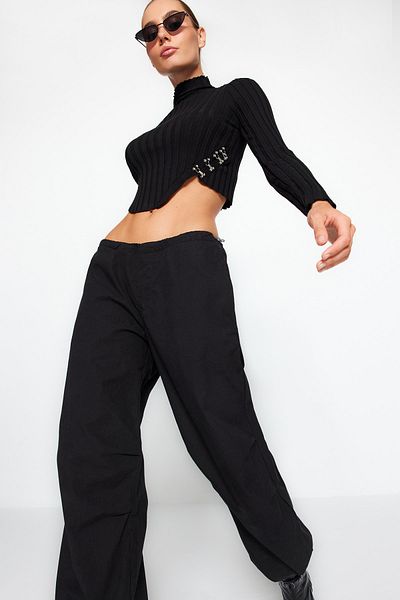 Trendyol Collection Pulover negru cu aspect mercerizat super crop cu guler vertical TWOAW24KZ00264