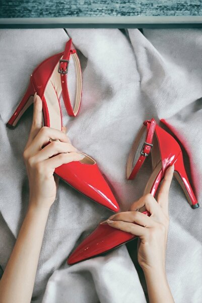 DURUNUN BUTİĞİ Dueus Kırmızı Rugan Sivri Burun Topuklu Ayakkabı