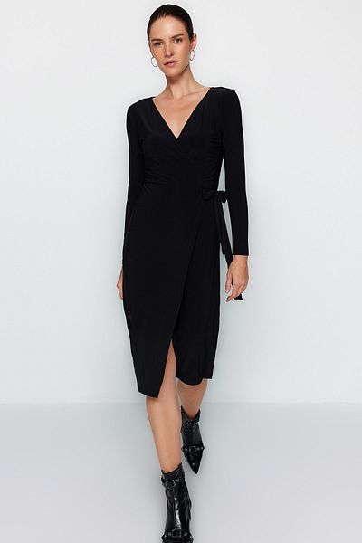 Trendyol Collection Černé vypasované midi pletené šaty s dvojitým náprsním ke krku TWOAW24EL00290