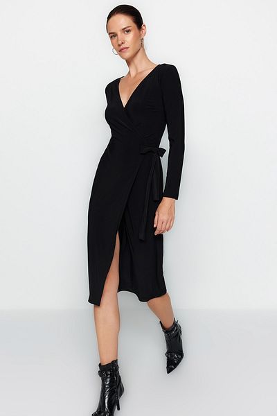 Trendyol Collection Černé vypasované midi pletené šaty s dvojitým náprsním ke krku TWOAW24EL00290
