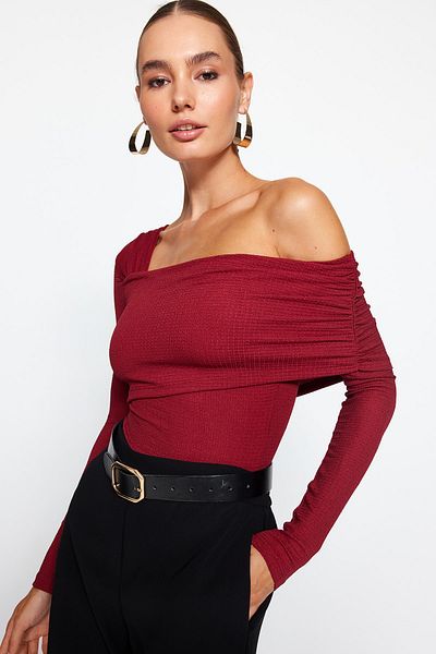 Trendyol Collection Weinroter asymmetrischer Kragen, detailliert drapiert, tailliert/körperbetont, Wickel-/strukturierter Strickbody TWOAW23BD00043