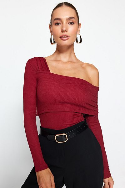Trendyol Collection Weinroter asymmetrischer Kragen, detailliert drapiert, tailliert/körperbetont, Wickel-/strukturierter Strickbody TWOAW23BD00043