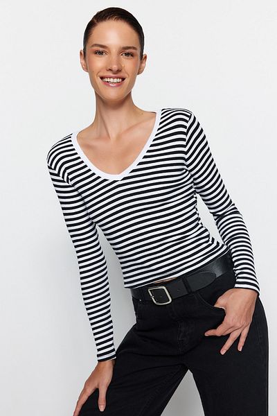 Trendyol Collection Μαύρη ριγέ ριγέ ριγέ πλεκτή μπλούζα με μακρυμάνικη λαιμόκοψη TWOAW24BZ00243