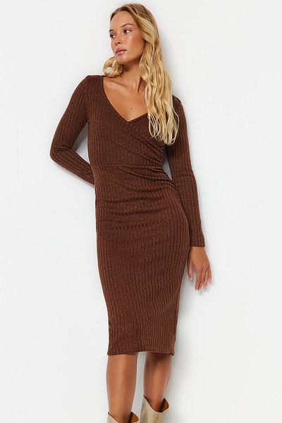 Trendyol Collection Hnědé pletené zboží Vypasované midi dvouřadé pletené šaty s výstřihem TWOAW24EL00603