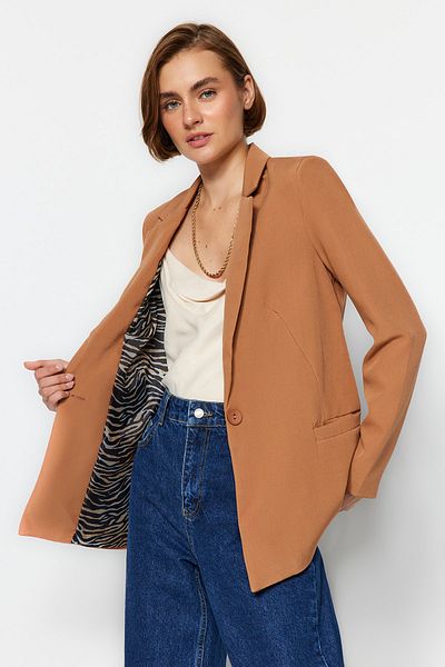 Trendyol Collection Camelowa marynarka z regularną podszewką i szczegółową tkaną marynarką TWOAW20CE0316