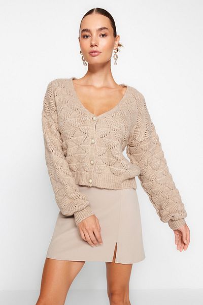 Trendyol Collection Perforierte Nerz-Strickjacke mit V-Ausschnitt - TWOAW24HI00311