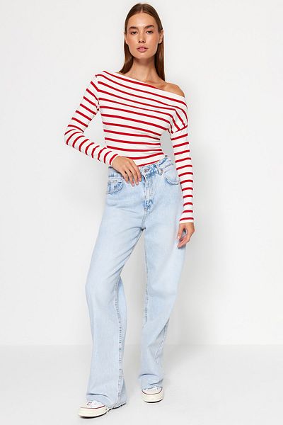 Trendyol Collection Rot gestreifte, taillierte Strickbluse aus hochwertigem, weichem Stoff mit U-Boot-Ausschnitt TWOAW24BZ00227