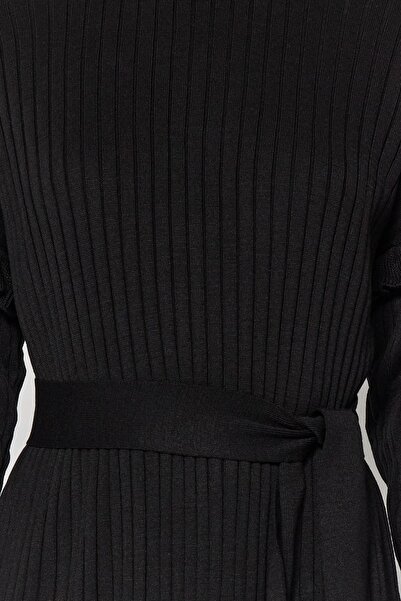 Trendyol Modest Černé volánové detailní žebrované pletené šaty TCTAW24EB00040