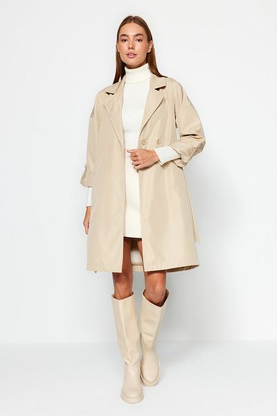 Trendyol Collection Beiger langer Trenchcoat - Übergröße, mit Gürtel und wasserabweisend TWOAW24TR00019