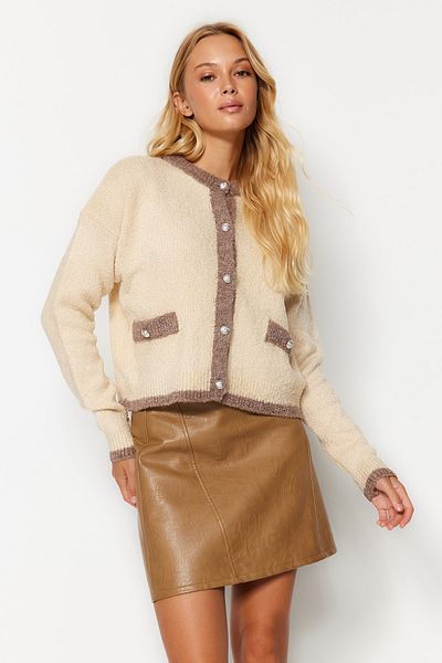 Trendyol Collection Farbblockierter Strick-Cardigan mit Steinbock – Jacken-Look TWOAW24HI00317