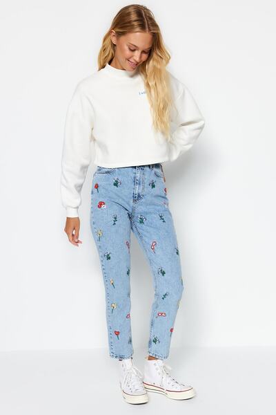 Trendyol Collection Kék hímzésű, magas derekú Mom Jeans TWOSS21JE0591