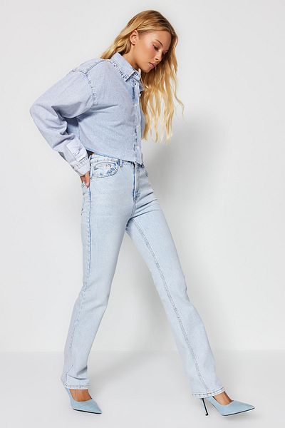 Trendyol Collection Hellblaue, mehr haltbare, ausgestellte Jeans mit hoher Taille TWOAW23JE00657