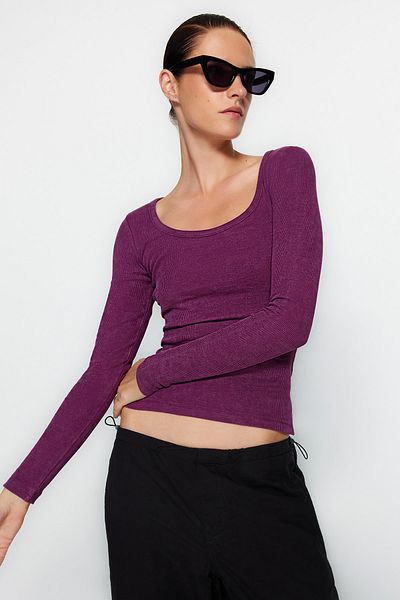 Trendyol Collection Lilafarbene, gerippte, taillierte Baumwoll-Stretch-Strickbluse mit Pool-Ausschnitt im Vintage-/Fade-Effekt TWOAW24BZ00301