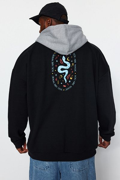 Trendyol Collection Φούτερ με μαύρη φλις κουκούλα μεγάλου μεγέθους - Oversize Mystic Print TMNAW24AO00006