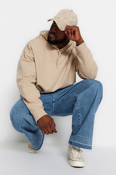Trendyol Collection Beigefarbenes Plus-Size-Sweatshirt aus Fleece-Baumwolle mit Kapuze – TMNAW24AO00013
