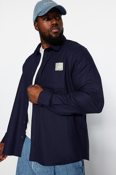 Trendyol Collection Marineblaues Gabardine-Baumwollhemd – Regular Fit, Etikett detailliert TMNAW24AX00004