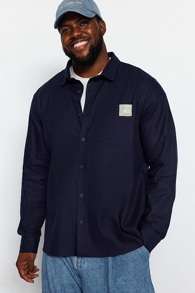 Trendyol Collection Marineblaues Gabardine-Baumwollhemd – Regular Fit, Etikett detailliert TMNAW24AX00004