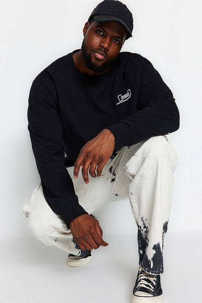 Trendyol Collection Schwarzes Fleece-Sweatshirt mit Aufdruck in Übergröße – TMNAW24AO00028
