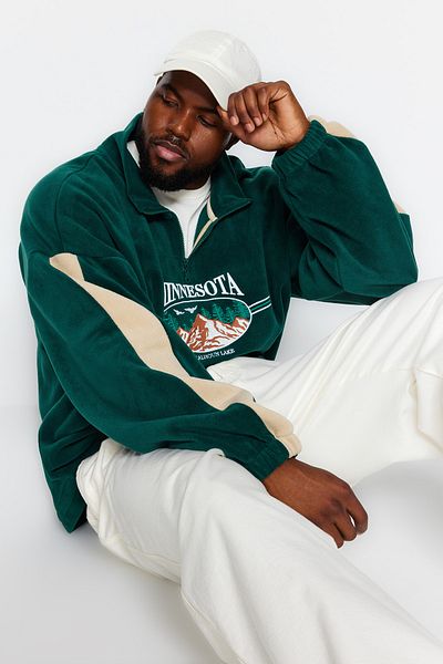Trendyol Collection Smaragdgrünes Unisex-Oversize-Fleece-Sweatshirt – bestickt, Anti-Pilling, Übergröße TMNAW24AO00023