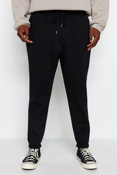 Trendyol Collection Schwarze Plus-Size-Jogger-Fleece-Jogginghose mit regulärem/normalem Schnitt und Gummibeinen TMNAW24AJ00002