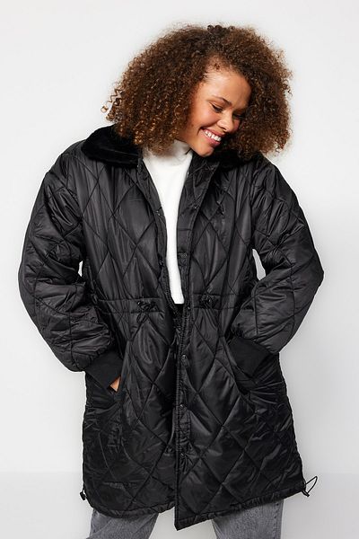 Trendyol Curve Schwarzer Steppmantel mit Plüschkragen - Regulat Fit TBBAW24AW00019