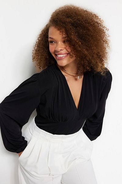 Trendyol Curve Schwarze Sandy-Strickbluse mit V-Ausschnitt TBBAW24AF00000