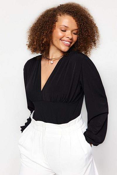 Trendyol Curve Schwarze Sandy-Strickbluse mit V-Ausschnitt TBBAW24AF00000