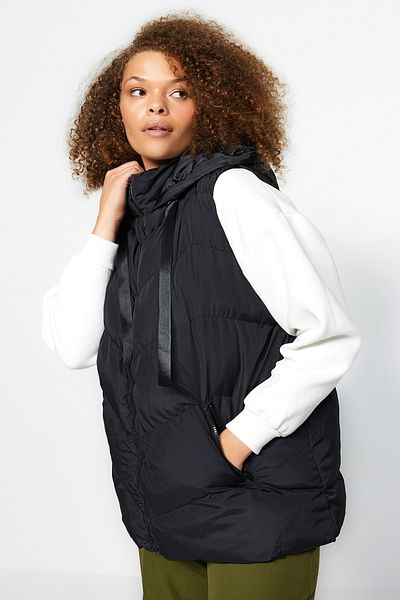 Trendyol Curve Schwarze gesteppte Saisonweste mit Kapuze - Regular Fit TBBAW24BH00002