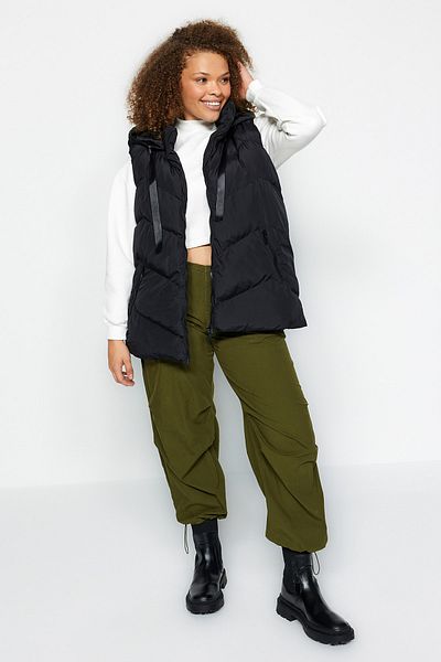 Trendyol Curve Schwarze gesteppte Saisonweste mit Kapuze - Regular Fit TBBAW24BH00002