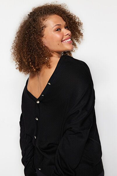 Trendyol Curve Schwarzer Strickpullover mit Rückendetail TBBAW24AN00026