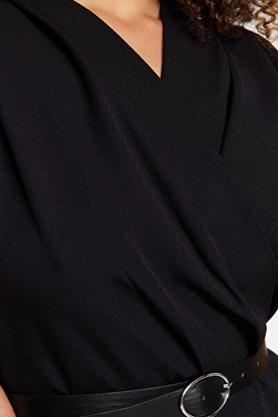 Trendyol Curve Tkaná kombinéza s černým páskem TBBSS23BG00004