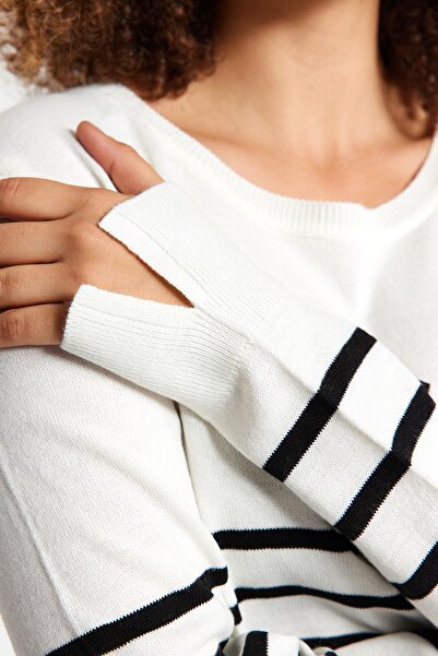 Trendyol Curve Смугастий трикотажний светр з вирізом горловини кольору екрю TBBAW23AN00119