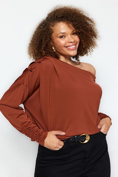 Trendyol Curve Braune Stretch-Strickbluse mit Scuba-Schultern und detaillierten Details TBBAW23AF00010